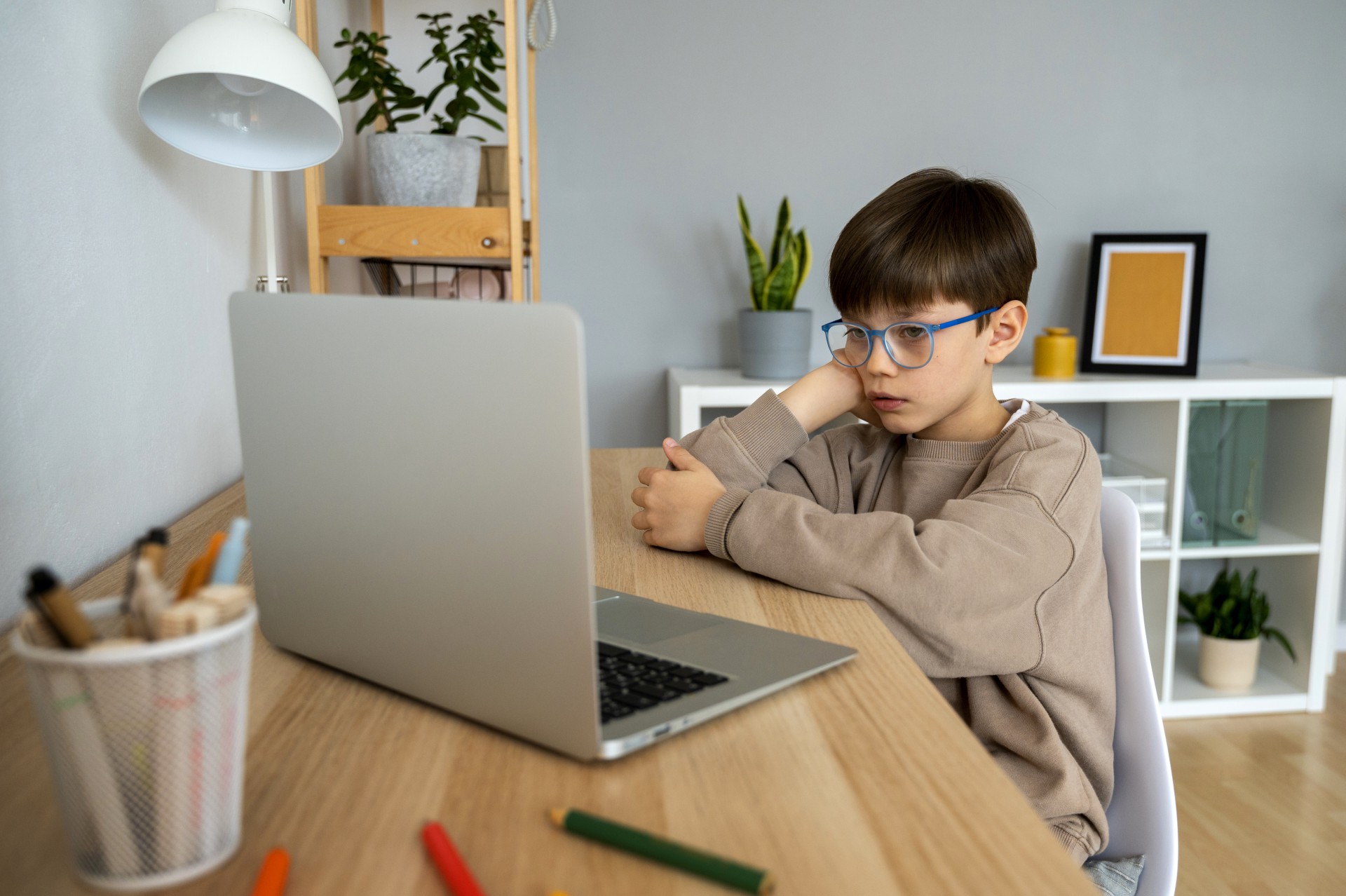 Tại sao khi giao tiếp với giáo viên, con lại ngượng ngùng, ấp úng không nói được câu nào
