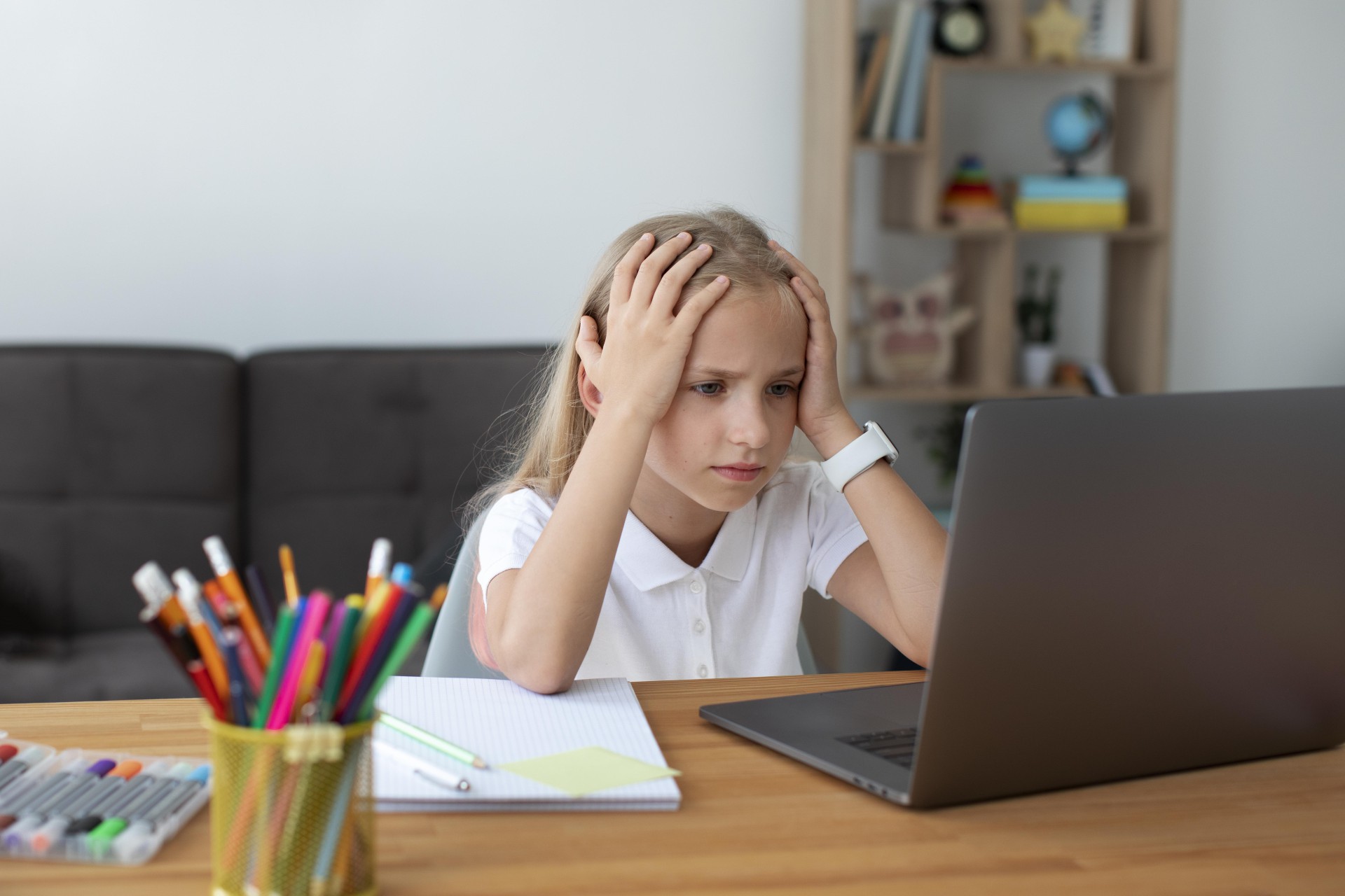 Tâm lý sợ sai khiến trẻ ngại nói & ít tham gia vào các hoạt động giao tiếp.