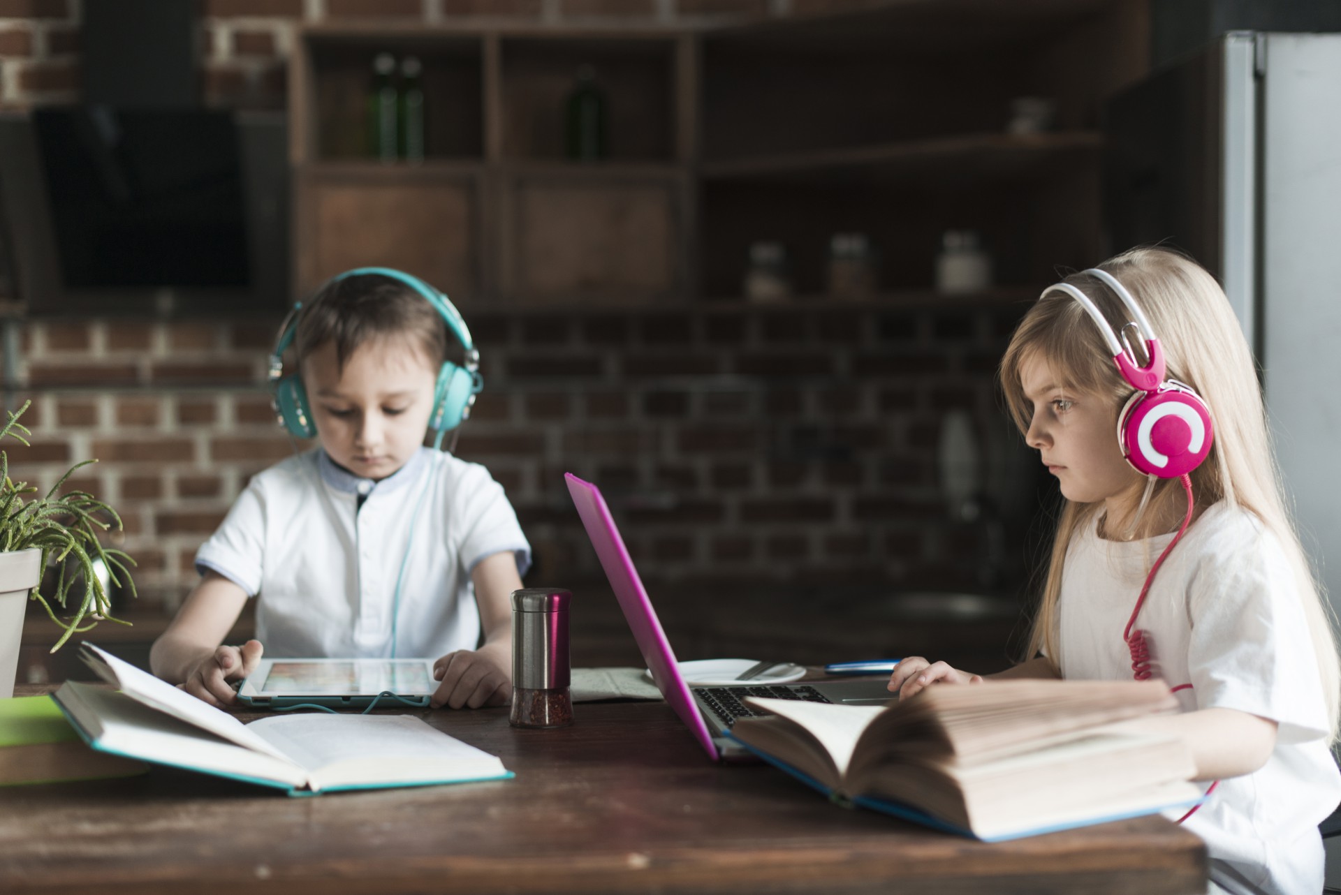 Cách dạy trẻ nghe tiếng Anh hiệu quả, phương pháp luyện listening Cambridge & IELTS Foundation.
