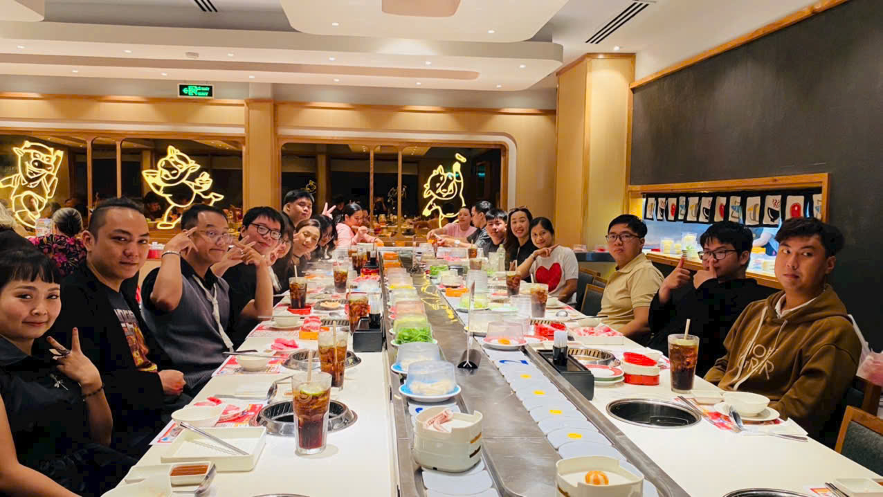 Mỗi giáo viên không chỉ là người truyền đạt kiến thức, mà còn là người đồng hành, người khơi gợi cảm hứng và người định hướng tư duy học tập cho từng học viên.