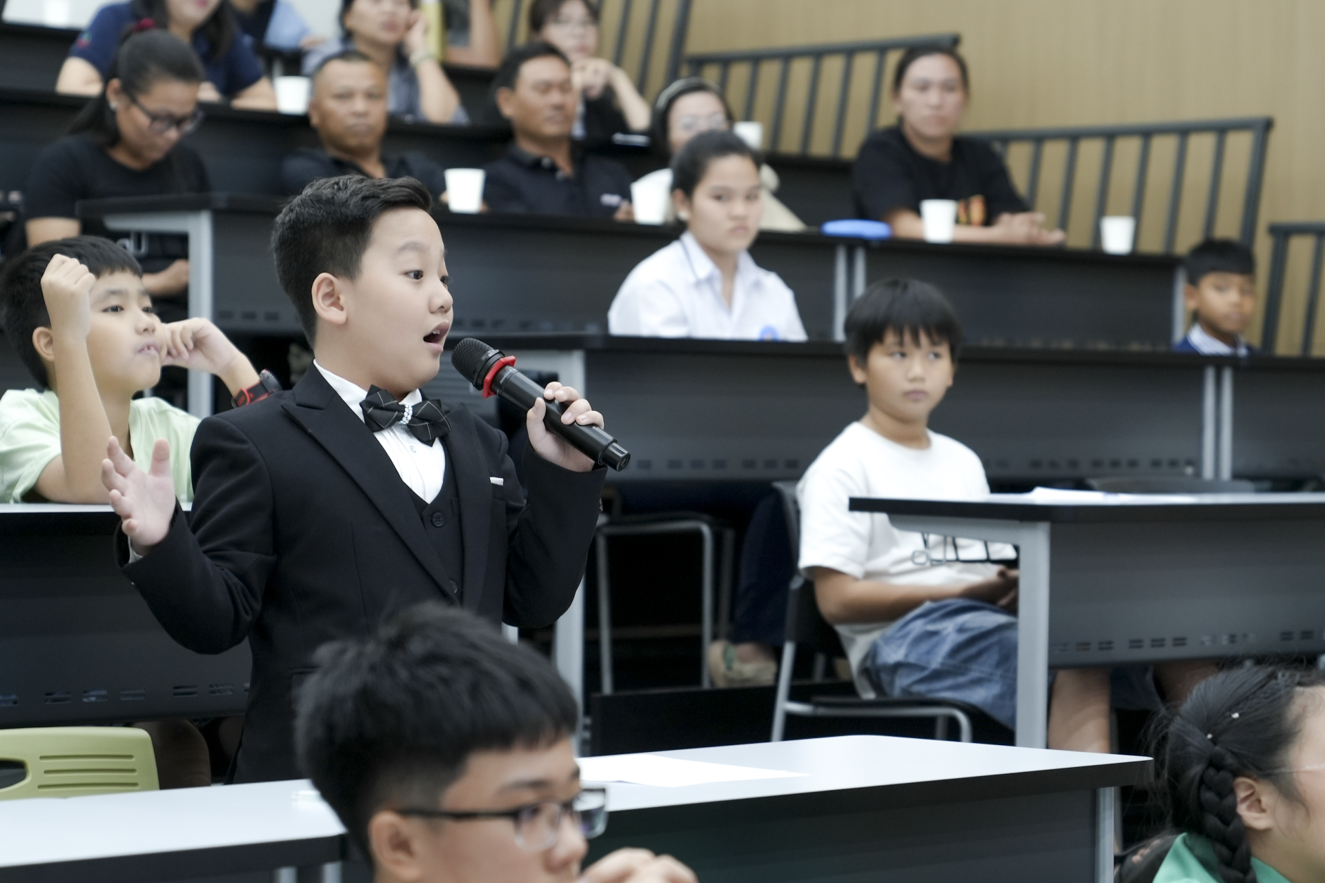 Với mô hình đúng (lớp nhỏ – bắt buộc lên tiếng – phản hồi thật), online là bước đệm rất tốt cho những trẻ đang im lặng.